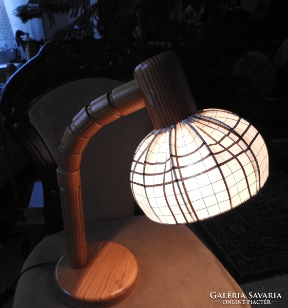 Quelle vintage fenyőfa állítható testű asztali lámpa