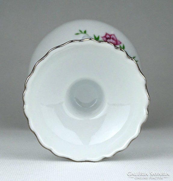 1E362 Régi hibátlan állapotú fehér virágdíszes porcelán gyertyatartó 14 cm