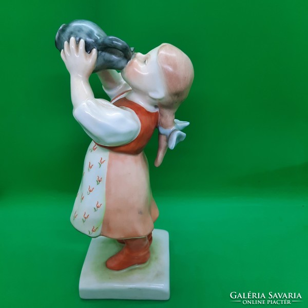 Herendi porcelán figura: szomjas leány