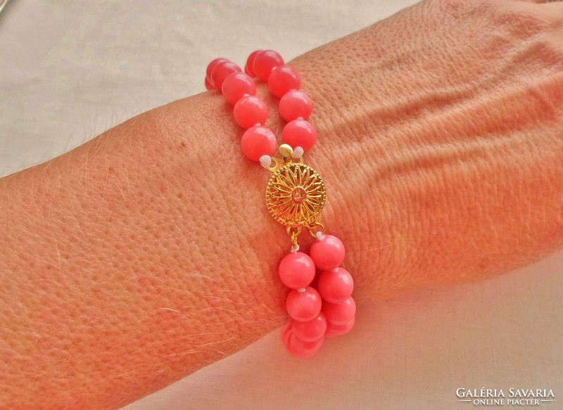 Nice old double row coral bracelet with decorative clasp