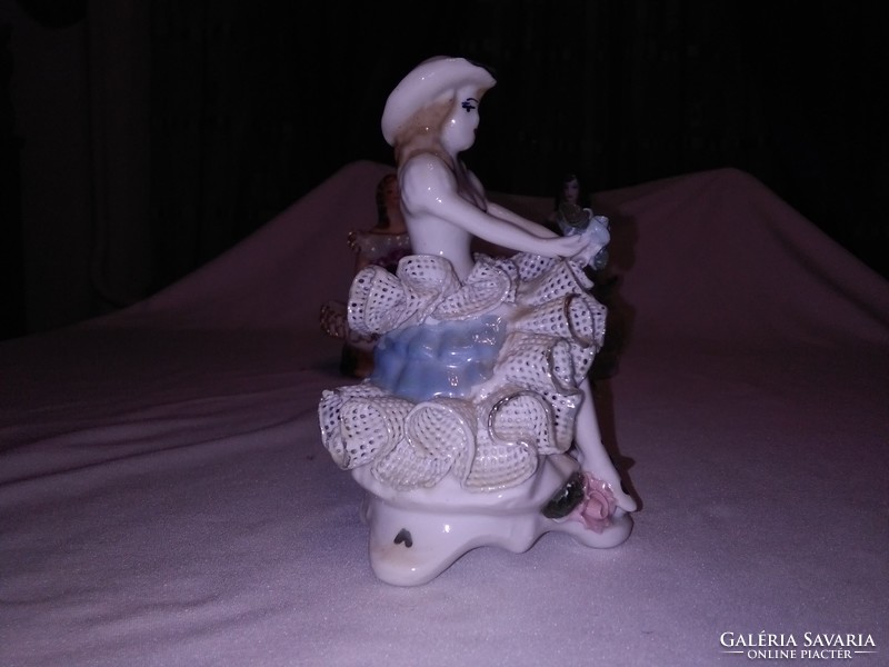 Csipkézett ruhás porcelán hölgy - nipp, figura - három darab együtt