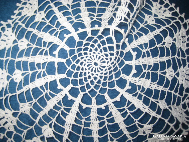 Crochet tablecloth made of fine, thin yarn, 17 cm
