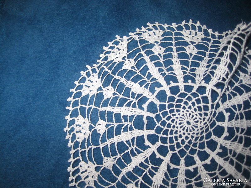 Crochet tablecloth made of fine, thin yarn, 17 cm