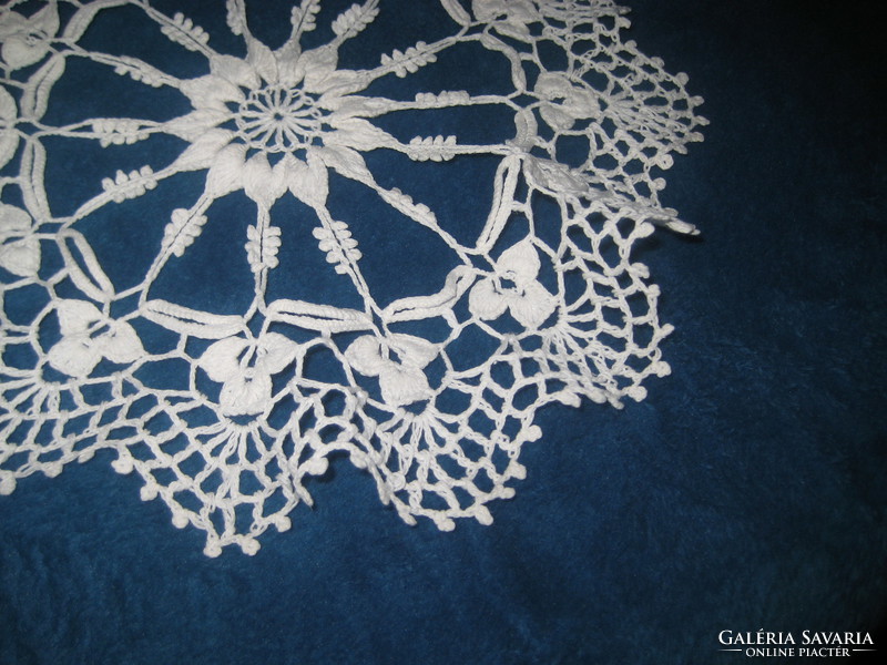 Crochet tablecloth made of fine, thin yarn, 23 cm