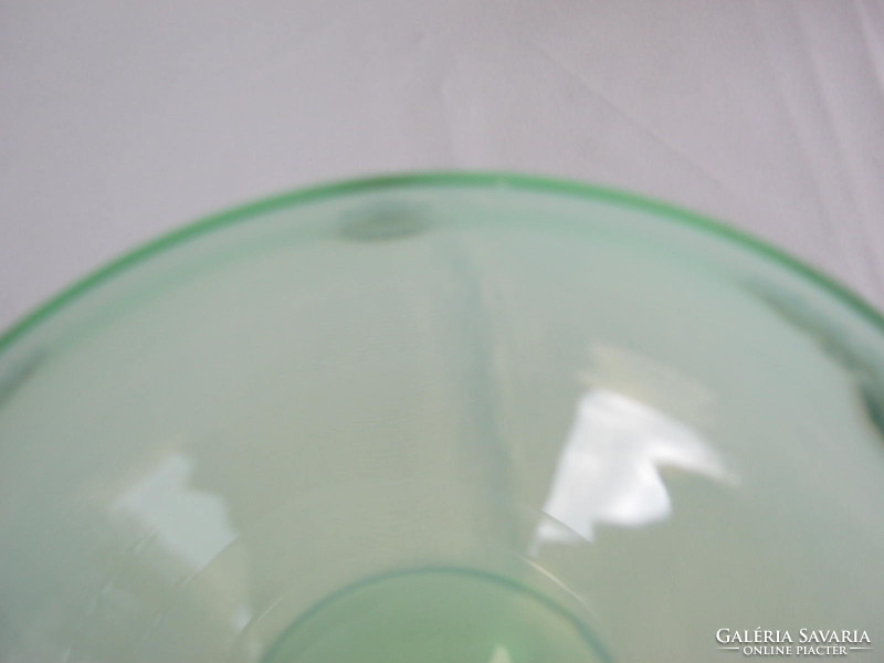 Zöld üveg talpas kínáló tál körben rátétes díszítéssel 16x14 cm