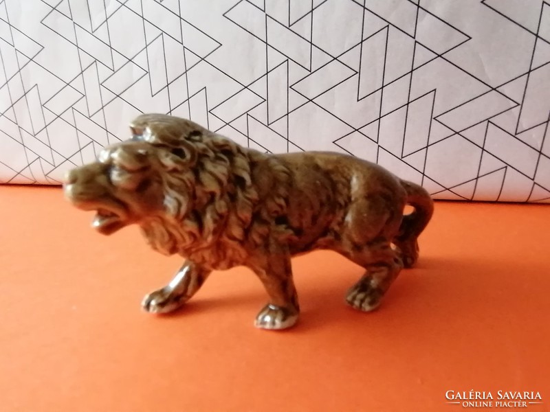 Régi, élethű porcelán oroszlán figura, Royal Dux?