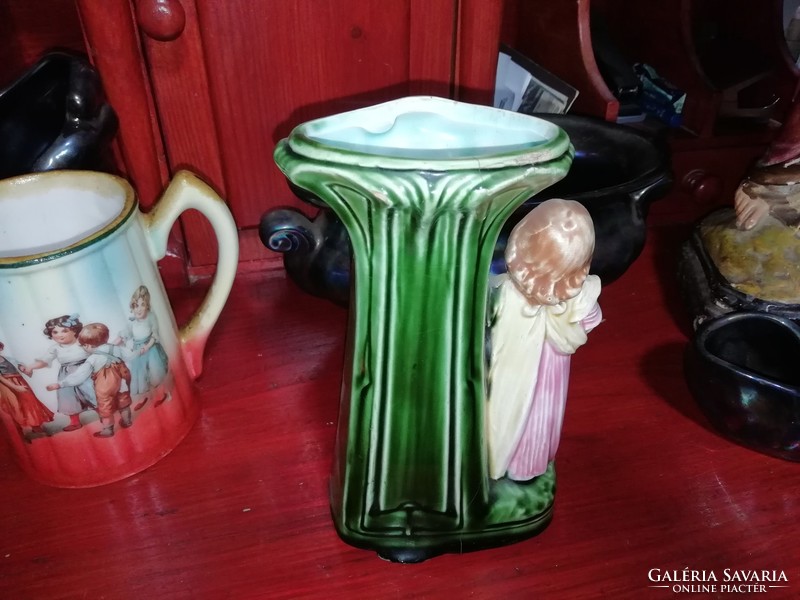 Antik Majolika váza kislány