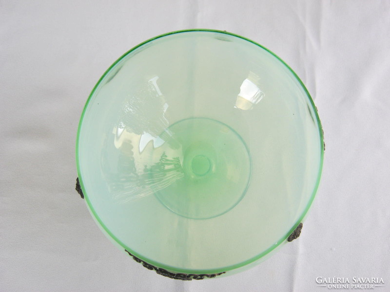 Zöld üveg talpas kínáló tál körben rátétes díszítéssel