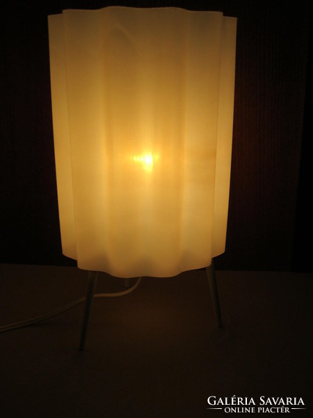 Retro tripod table lamp