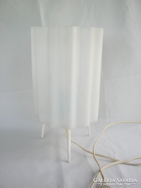 Retro háromlábú asztali lámpa