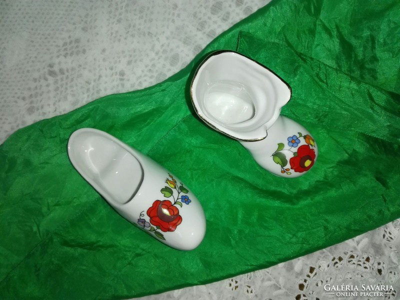Kalocsai mintával festett hófehér porcelán csizma és papucs.