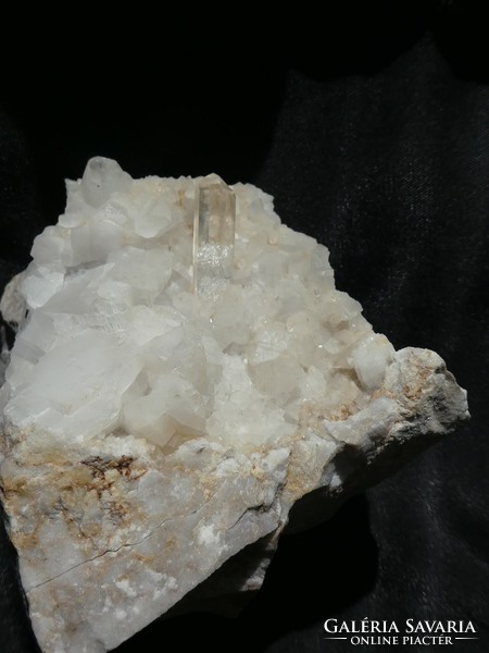 Természetes Hegyikristály, jellegzetes tiszta Kvarc ásvány a Carrara márvány kőzetben. 593 gramm