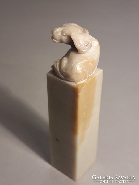 Zsírkő vagy ónix ásvány pecsétnyomó figurális faragott bivaly