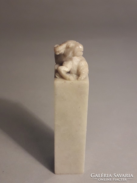 Zsírkő vagy ónix ásvány pecsétnyomó figurális faragott bivaly