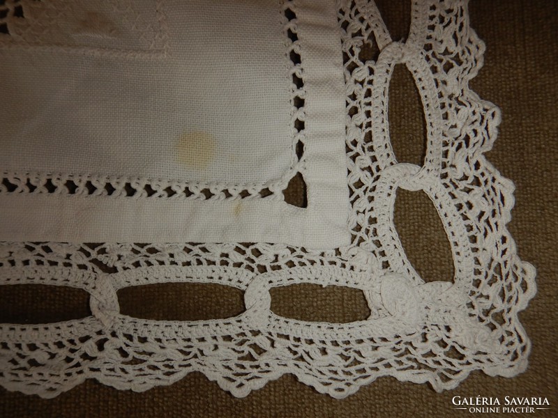 Old tablecloth, sophisticated handwork; 135 x 45 cm