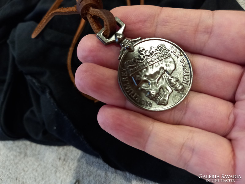 Fefi necklace with royal skull pendant on goatskin