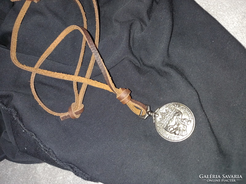 Fefi necklace with royal skull pendant on goatskin