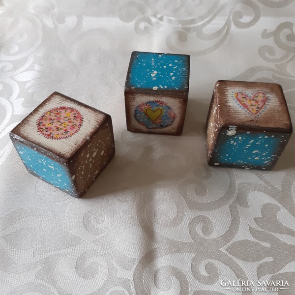Decorative wooden cubes, turquoise-brown 2.