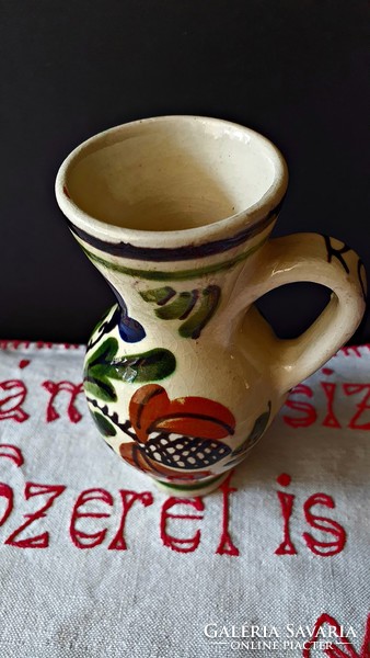 Tiny corundum jug, jug with coral inscription on the ear. 11 Cm.