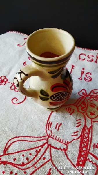 Tiny corundum jug, jug with coral inscription on the ear. 11 Cm.