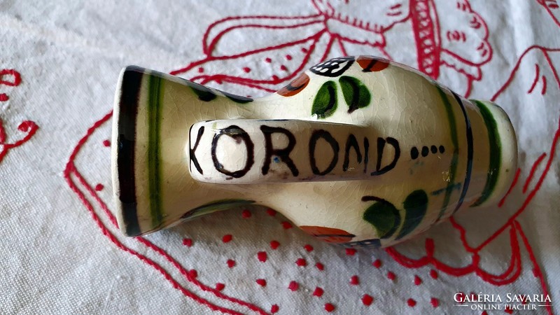 Pici Korondi korsó, kancsó, fülén Korond felirattal. 11 cm.