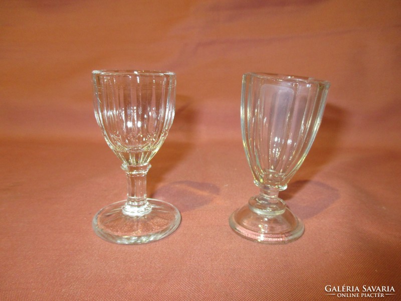 2 glass glasses of old brandy liqueur