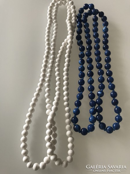 Retro műanyag nyakláncok fehér és kobaltkék színben, 110 és 90 cm hosszúak