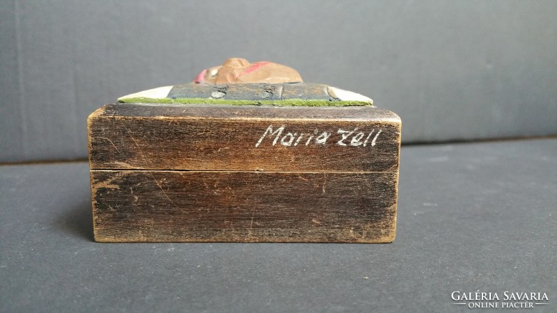 Mariazell szuvenír emlék fa dobozka, faragott alakkal