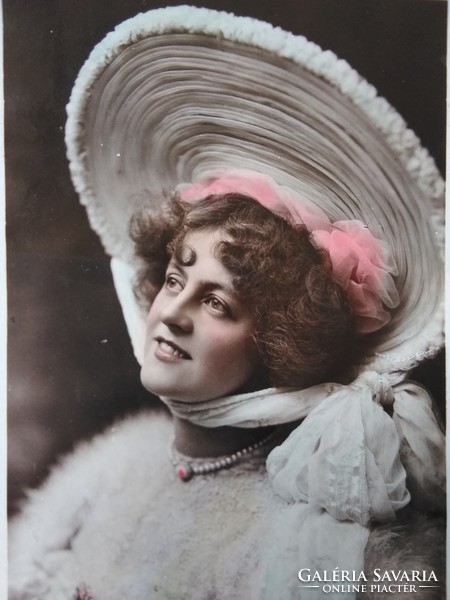 Antik, angol kézzel színezett fotólap/képeslap Miss Mary Studholme énekesnő/színésznő, csipke, kalap