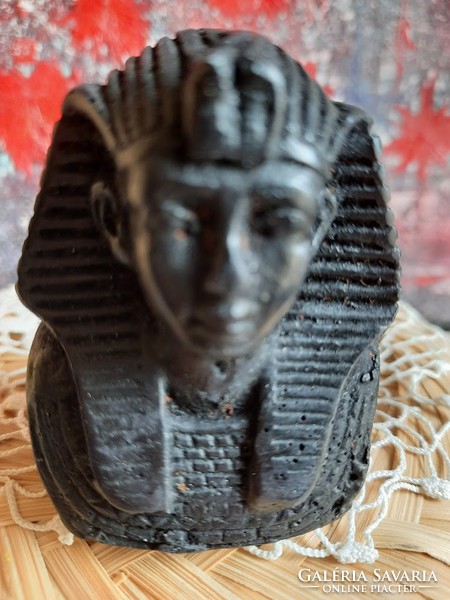 Egyiptomi fáraót ábrázoló mellszobor, büszt
