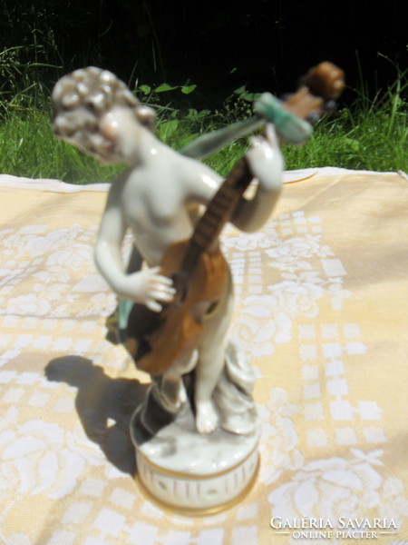 Antik nápolyi porcelán zenélő puttó