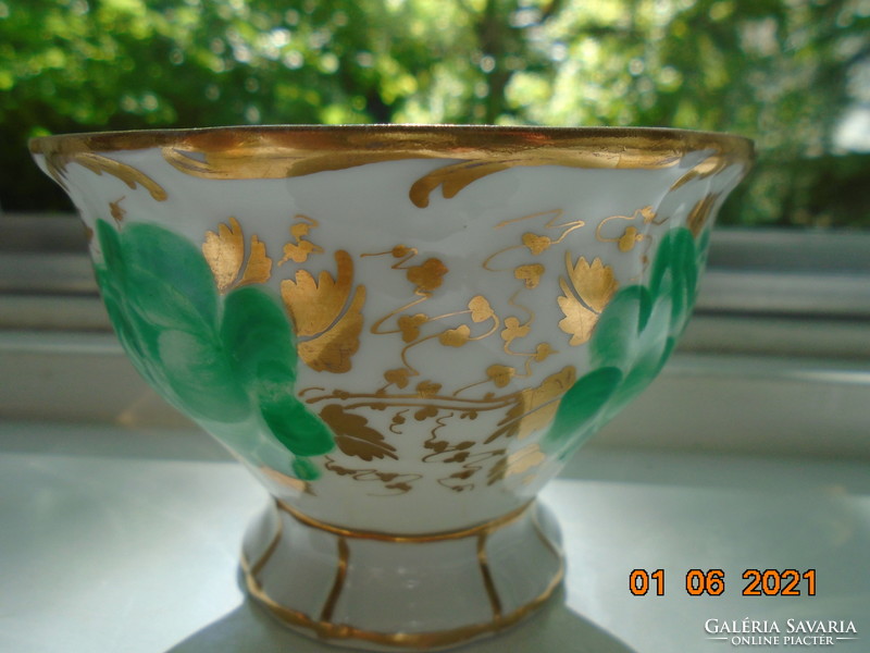 19.Full centerpiece with flawless tk thun base cup, handmade green rose and gold leaf scattered flower pattern