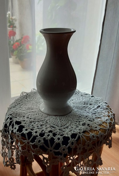Morvay Zsuzsa kézműves fehér mázas kerámia váza, elegáns, dekoratív dísztárgy