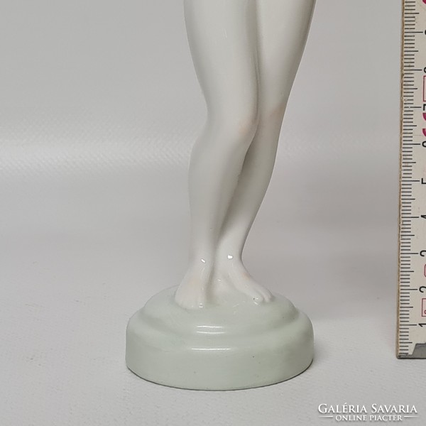 Aquincumi fésülködő nő porcelán figura (1759)