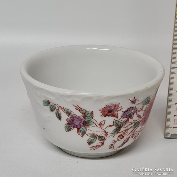 Porcelán kis komacsésze, virágmintás dekorral (1770)