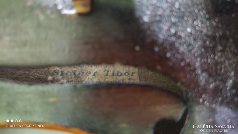 Antik jelzett hegedű tokkal vonóval húrokkal gyantával