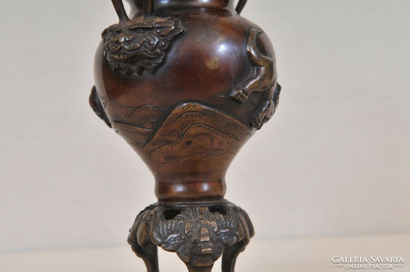 Antik, Japán bronzváza a Meji-korszakból
