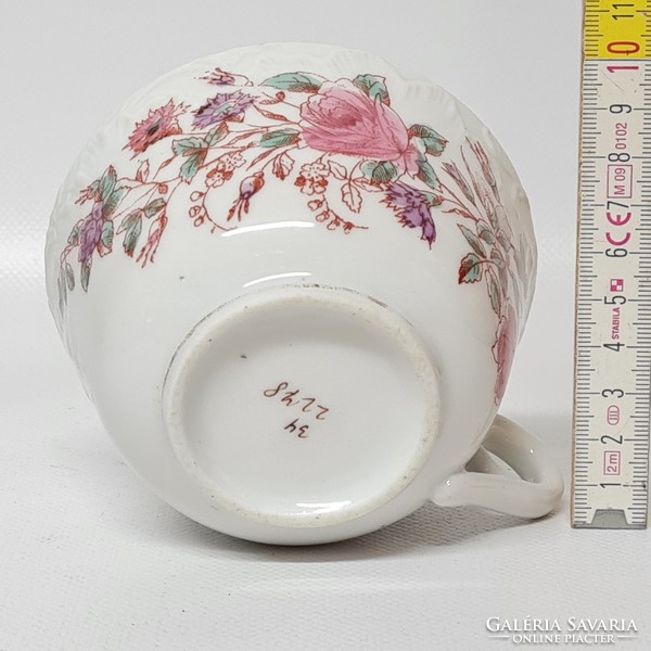 Porcelán kis komacsésze, virágmintás dekorral (1770)