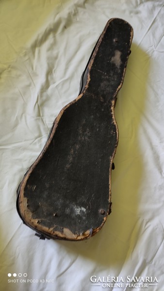 Antik jelzett hegedű tokkal vonóval húrokkal gyantával