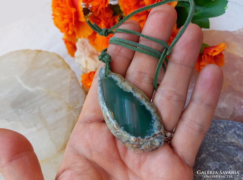 Beautiful real agate slice pendant on a green leather strap, topaaa