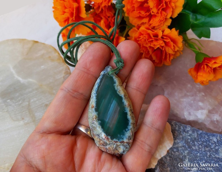 Beautiful real agate slice pendant on a green leather strap, topaaa