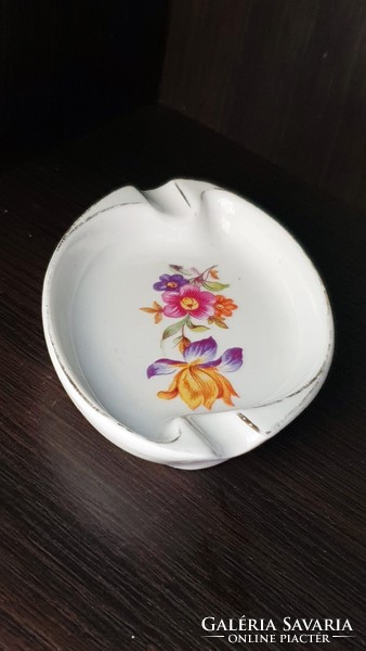 Hand-painted small porcelain ashtray from Kispest.