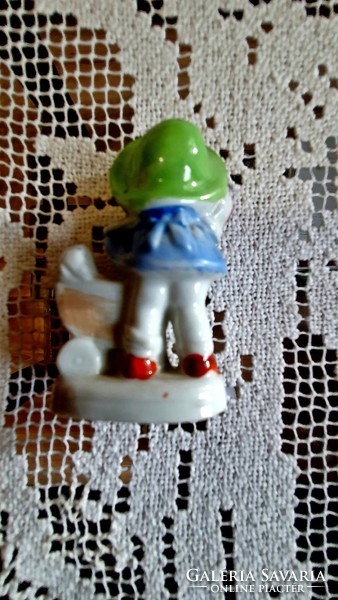Aranyos, picike, régi, kis babakocsis porcelán kislány figura.