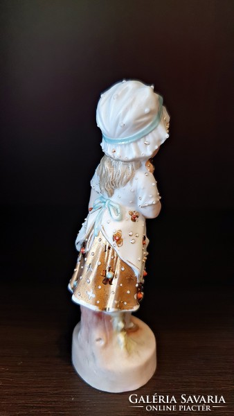 Fejkendős, főkötős, antik, porcelán lány figura.