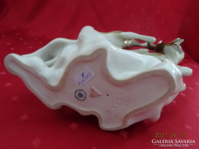 ROYAL DUX  csehszlovák porcelán figura, farkas üldözi a szarvast, hossza 26,5 cm. Vanneki!