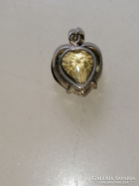 Fém ötvözetű keretben szív alakú csiszolt citrin kővel