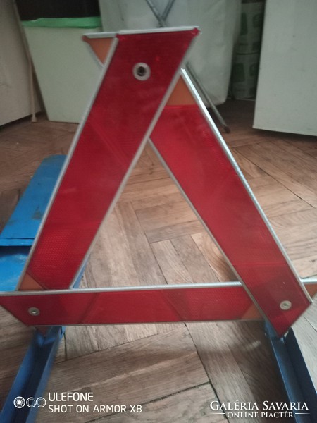 Elakadásjelző háromszög az 1960-as évekből eredeti tokjában