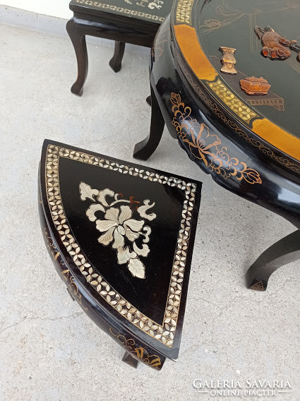 Antik kínai gyöngyház dombor berakásos festett fekete lakk bútor kör üveges asztal 4 szék Ázsia 4311