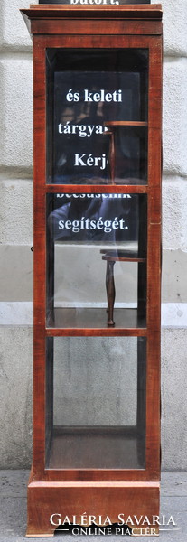 Biedermeier stílusú üvegajtós vitrin 1920 ból, tükör hátsórésszel