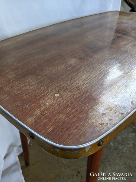 Retro table